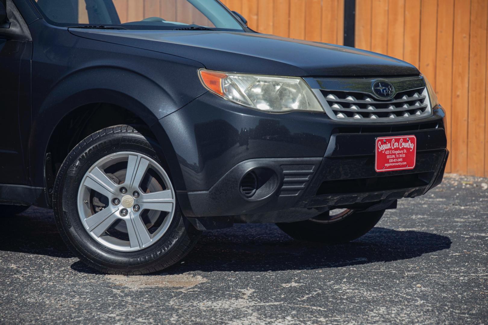 2012 GRAY SUBARU FORESTER 2.5X (JF2SHABC1CH) with an 2.5L H4 SOHC 16V engine, 4-SPEED AUTOMATIC transmission, located at 420 E. Kingsbury St., Seguin, TX, 78155, (830) 401-0495, 29.581060, -97.961647 - Photo#2